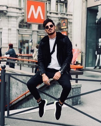 Как носить зауженные джинсы с короткой дубленкой мужчине