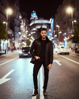 Как носить зауженные джинсы с короткой дубленкой мужчине