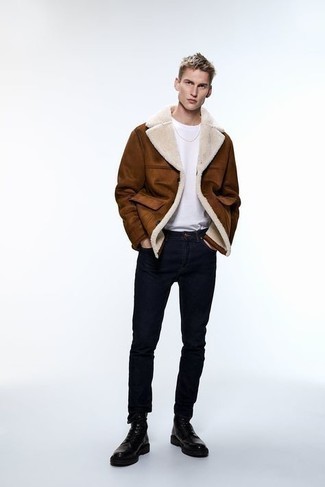 Как носить зауженные джинсы с короткой дубленкой мужчине