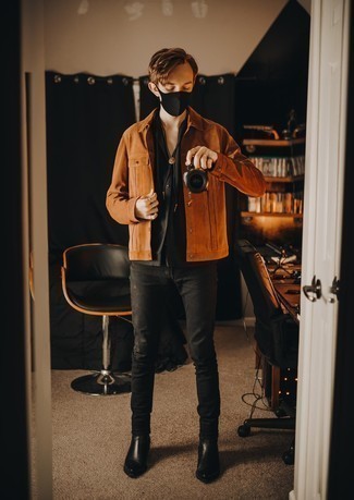 Как носить зауженные джинсы с курткой-рубашкой мужчине