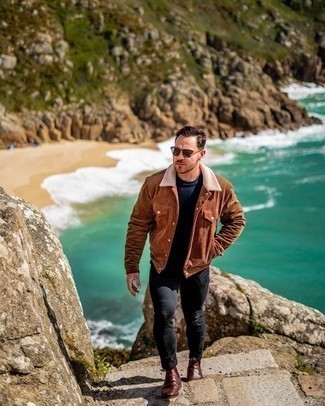 Как носить зауженные джинсы с курткой-рубашкой мужчине