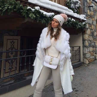 Как носить узкие брюки с шубой