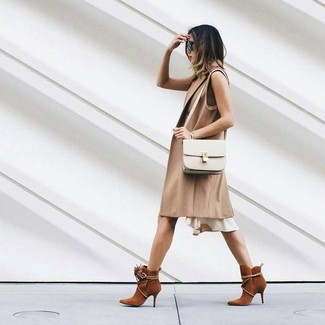 Как носить пальто без рукавов с ботильонами