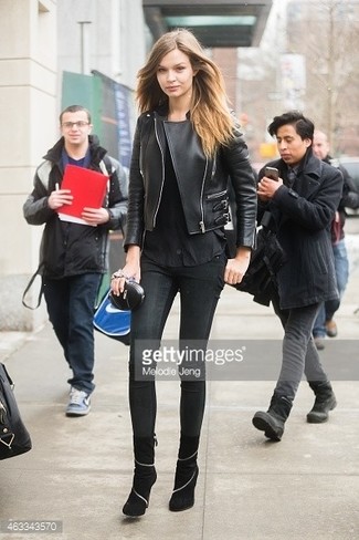 Как носить топ без рукавов с джинсами