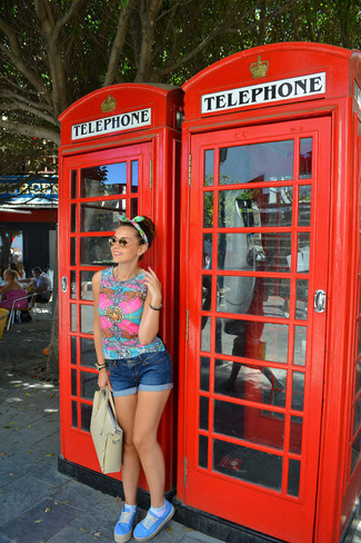 Как носить топ без рукавов с низкими кедами