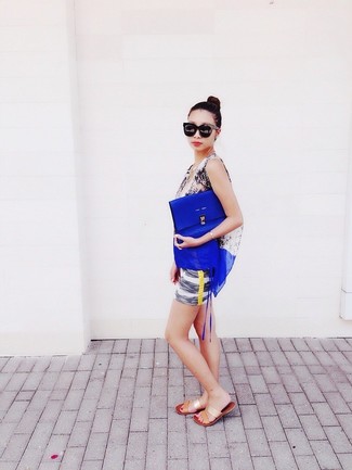 С чем носить майку со змеиным рисунком женщине