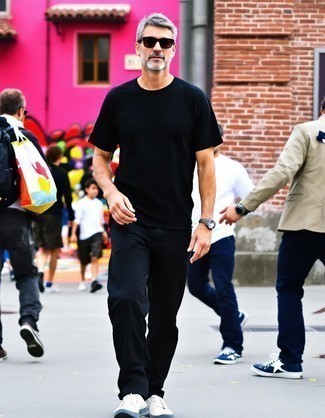 С чем носить кеды за 50 лет мужчине