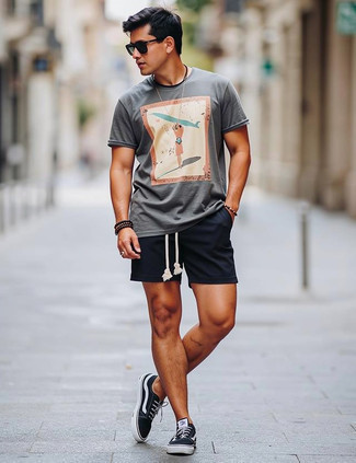 С чем носить кеды мужчине в жару