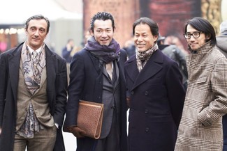 С чем носить замшевые перчатки мужчине