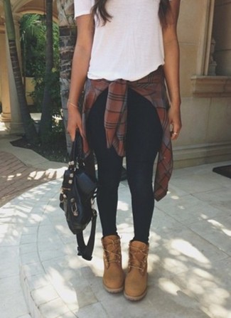 С чем носить замшевые ботинки на шнуровке женщине