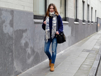 С чем носить замшевые ботинки на шнуровке женщине