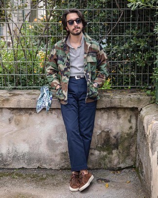 С чем носить замшевые низкие кеды мужчине