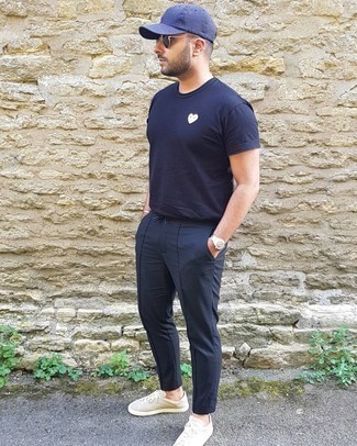 С чем носить замшевые низкие кеды мужчине