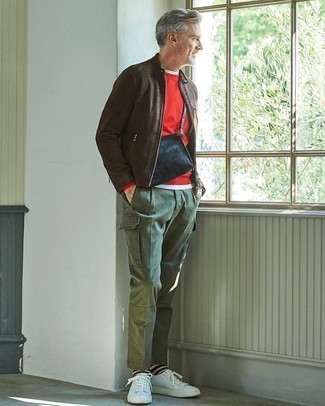 С чем носить замшевую сумку почтальона