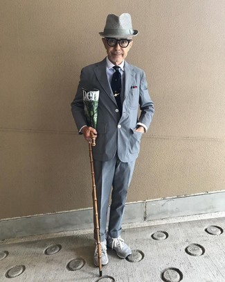 Как носить костюм с кроссовками