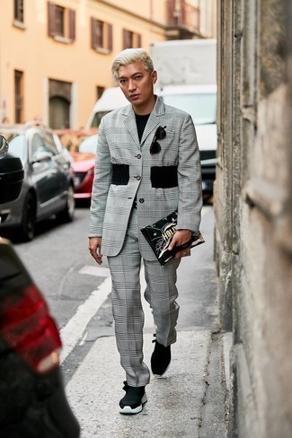 Как носить костюм с кроссовками