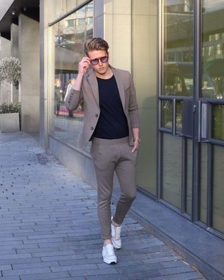 Как носить костюм с кроссовками