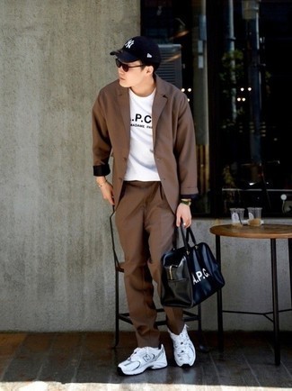 Как носить костюм с кроссовками