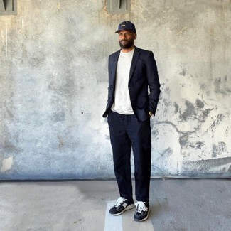 Как носить костюм с кроссовками