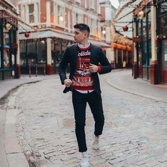 Как носить костюм с свитером с круглым вырезом