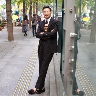 Как носить костюм с свитером с круглым вырезом