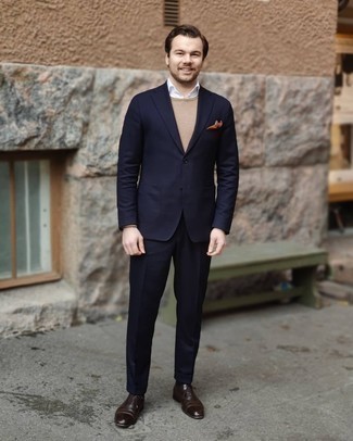 Как носить костюм с свитером с круглым вырезом