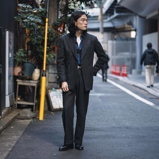 Как носить костюм с футболкой с круглым вырезом