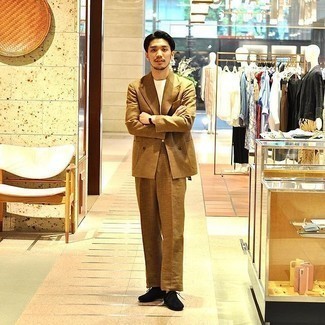 Как носить костюм с футболкой с круглым вырезом