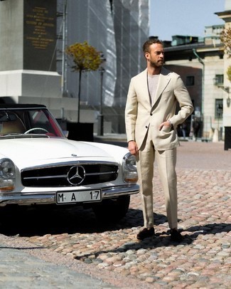 Как носить костюм с футболкой с круглым вырезом