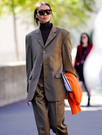 С чем носить костюм женщине