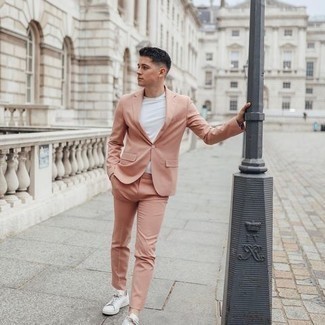 Как носить костюм с футболкой с длинным рукавом