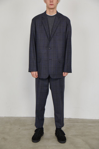 Как носить костюм с футболкой с длинным рукавом