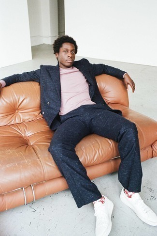 Как носить костюм с футболкой с длинным рукавом