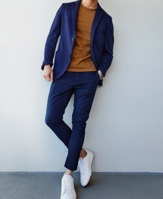 Как носить костюм с низкими кедами