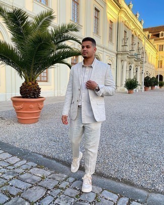 Как носить костюм с низкими кедами