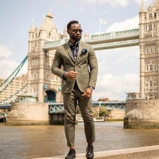 Как носить костюм с низкими кедами