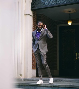 Как носить костюм с низкими кедами