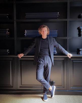 Как носить костюм с низкими кедами