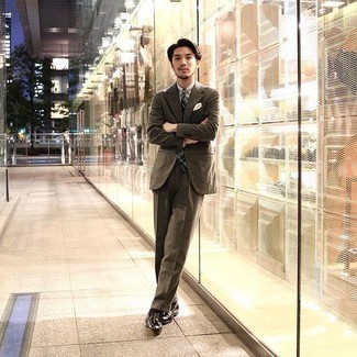 Как носить костюм с лоферами с кисточками