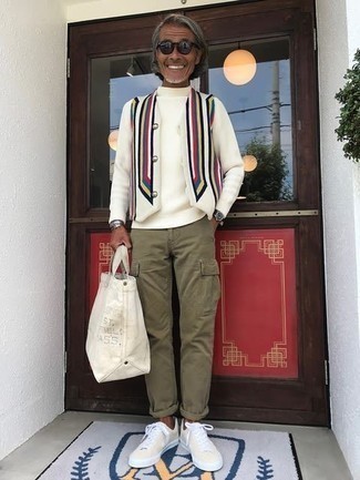 Как носить трикотажный жилет с брюками карго