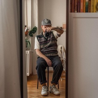 Как носить трикотажный жилет с брюками чинос