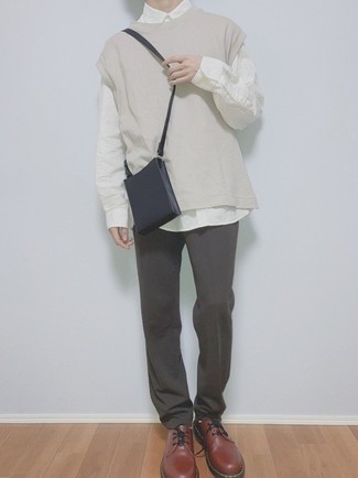 Как носить трикотажный жилет с брюками чинос