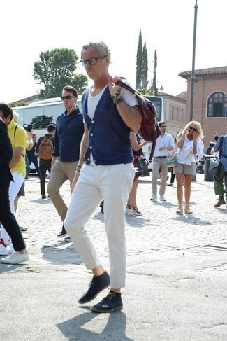 Как носить трикотажный жилет с ботинками дезертами