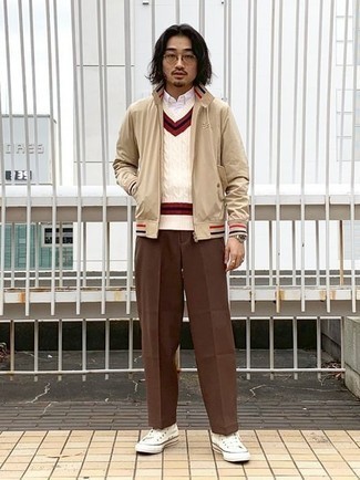 Как носить трикотажный жилет с высокими кедами мужчине