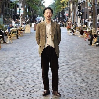 Как носить трикотажный жилет с лоферами мужчине