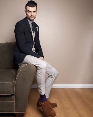 Как носить трикотажный жилет с монками