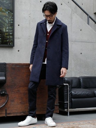 Как носить трикотажный жилет с длинным пальто