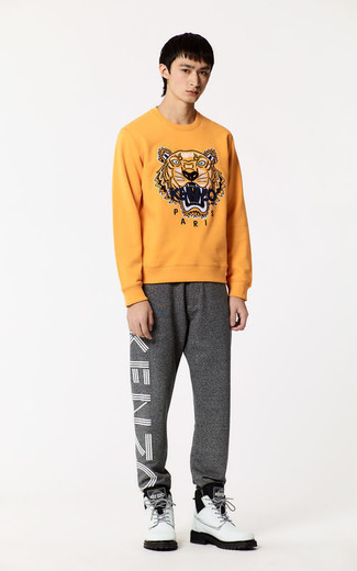 Как носить спортивные штаны с свитером с круглым вырезом мужчине