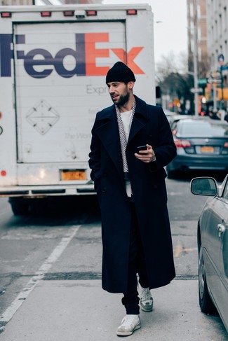 Как носить спортивные штаны с свитером с круглым вырезом мужчине