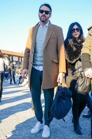 Как носить спортивные штаны с свитером с круглым вырезом мужчине